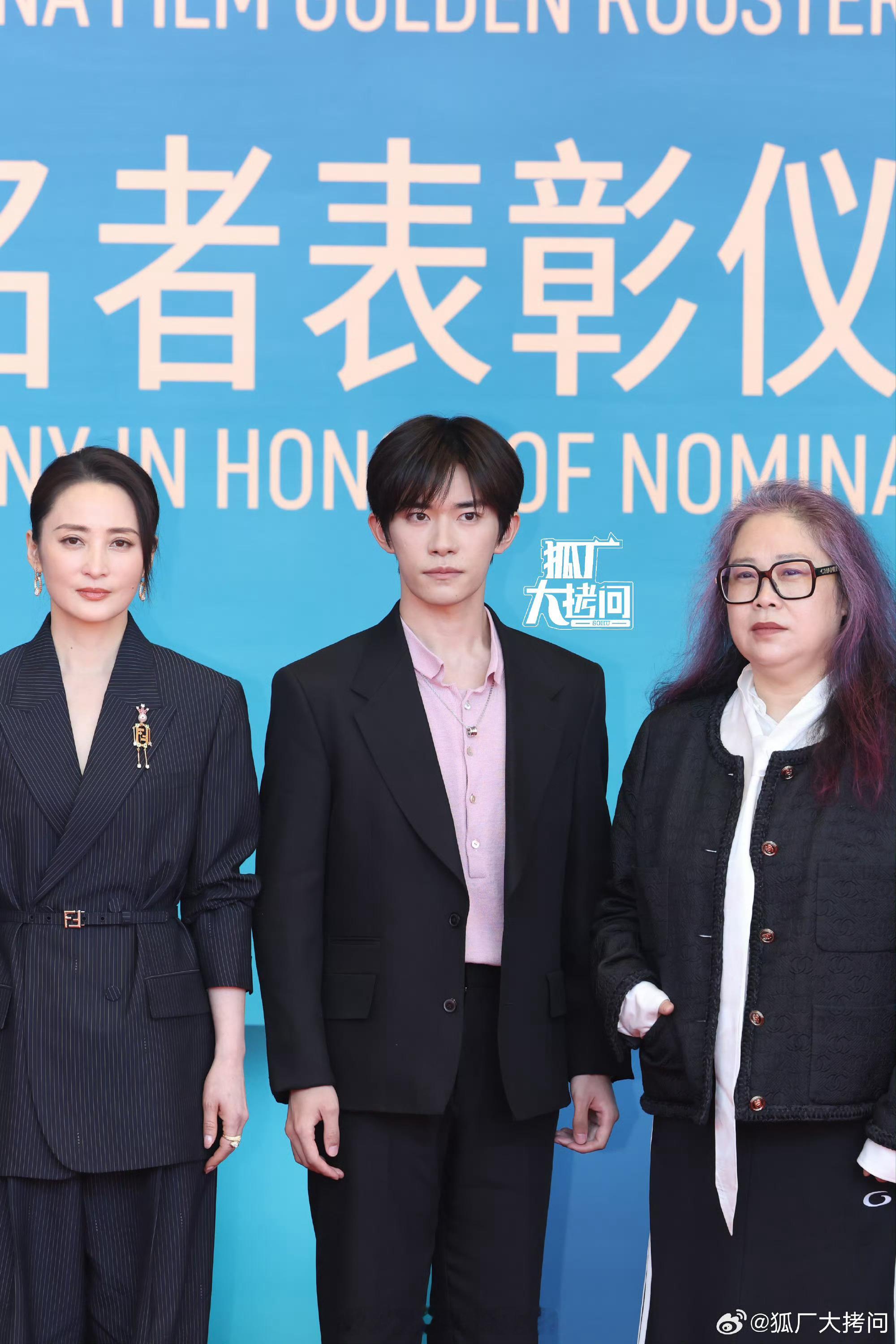 易烊千玺影帝提名合影，绝对的C位。有句说句，千玺早就应该拿影帝了。