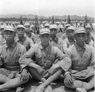 1938年10月的一天，陕军战士们伏击了日军一辆卡车，当战士们爬上车厢后，突然全