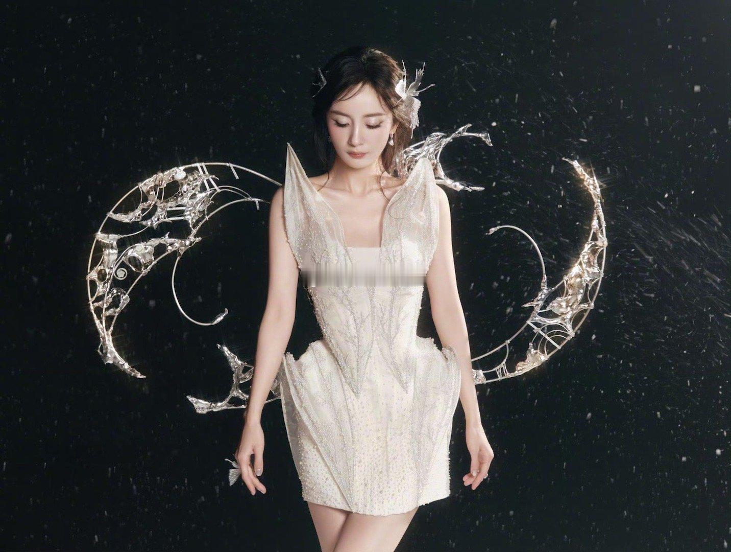 杨幂,王者荣耀最高title代言人礼服来自RAHULMISHRAHAUTE