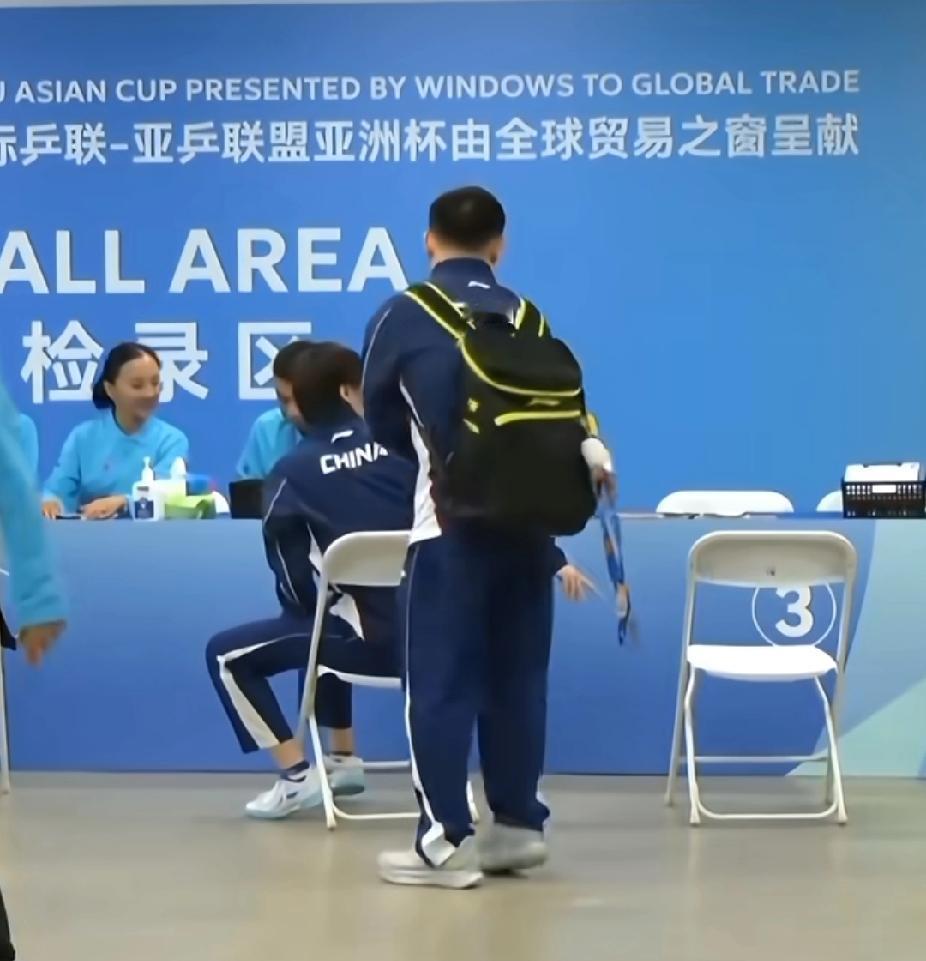 王曼昱暖心递凳，这才是国乒最暖的团魂时刻！王曼昱在检录区刚坐下，一抬头看见
