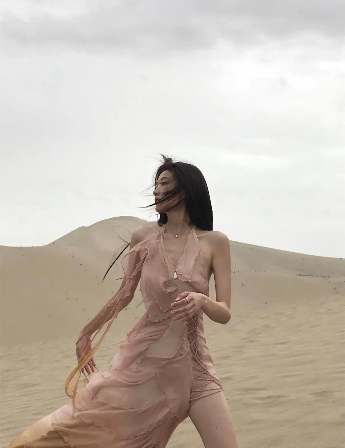 孙千近期大西北旅游照，这氛围感真的是绝了！高挑的身材很适合穿这种飘带长裙，最近追