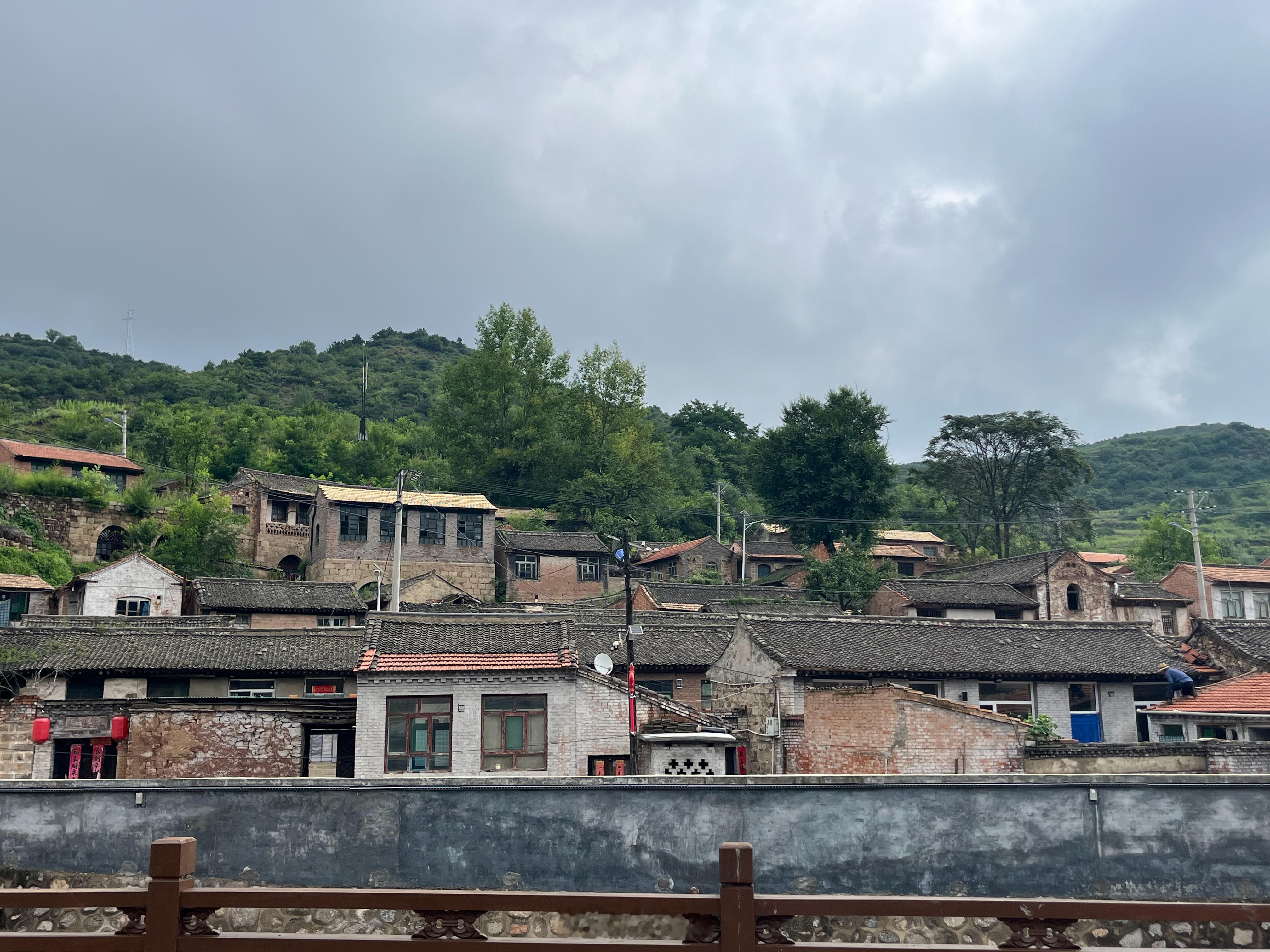 卧槽回国跟那些五六十岁的人吃饭，一会儿这个身家上亿一会儿那个投资几千万的，出去玩