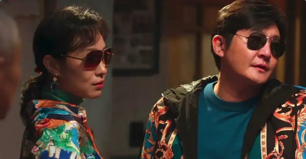 顶级演技，是“不演”。看郭京飞和王佳佳拍戏，导演喊卡后从监视器后弹起来：刚