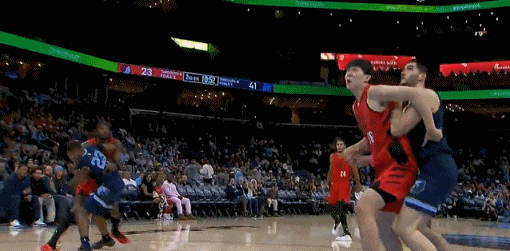 杨瀚森这个篮板，丢的不应该啊！位置上已经占据优势了，把扎克艾迪卡在身后，且第