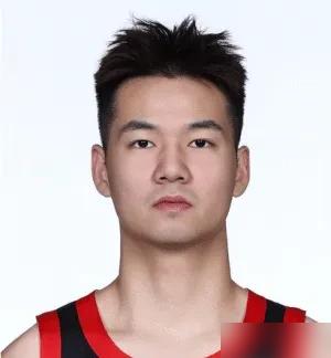 去年还敢冲着贺希宁发火，今年新教练一来，孙浩钦直接被废，场均7分钟，这是人情世故