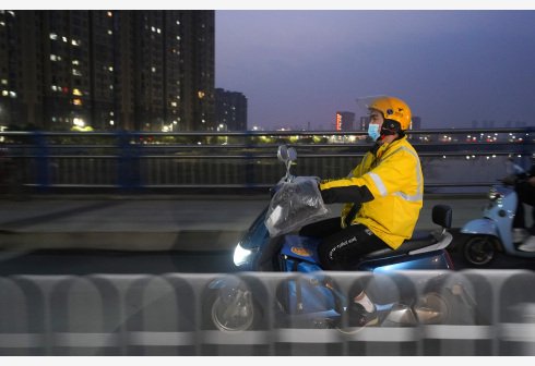 高薪抢人! 快递、外卖业为保春节配送放大招