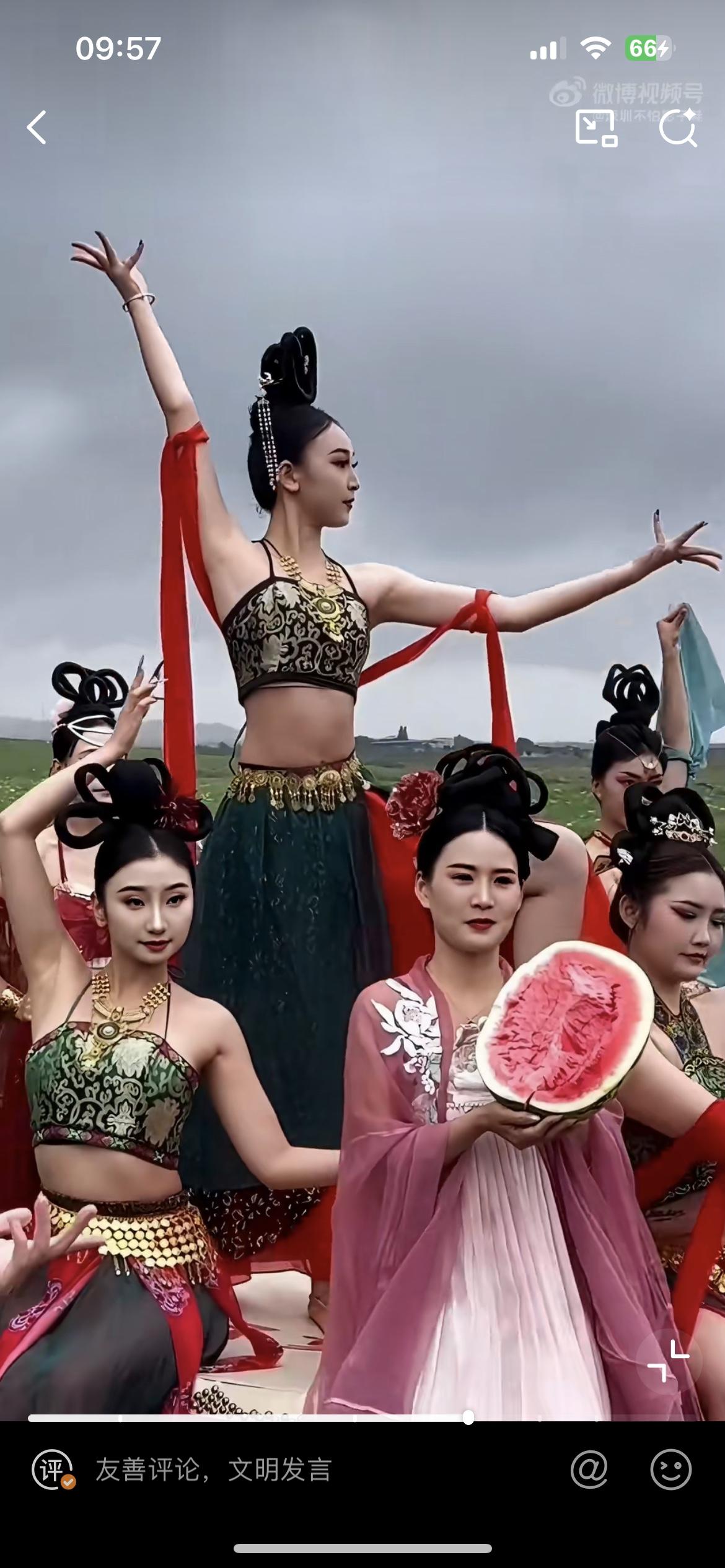 宁夏沙地西瓜上市，当地瓜农花重金邀请一批舞蹈演员在沙地表演飞天舞，为的是制造声势