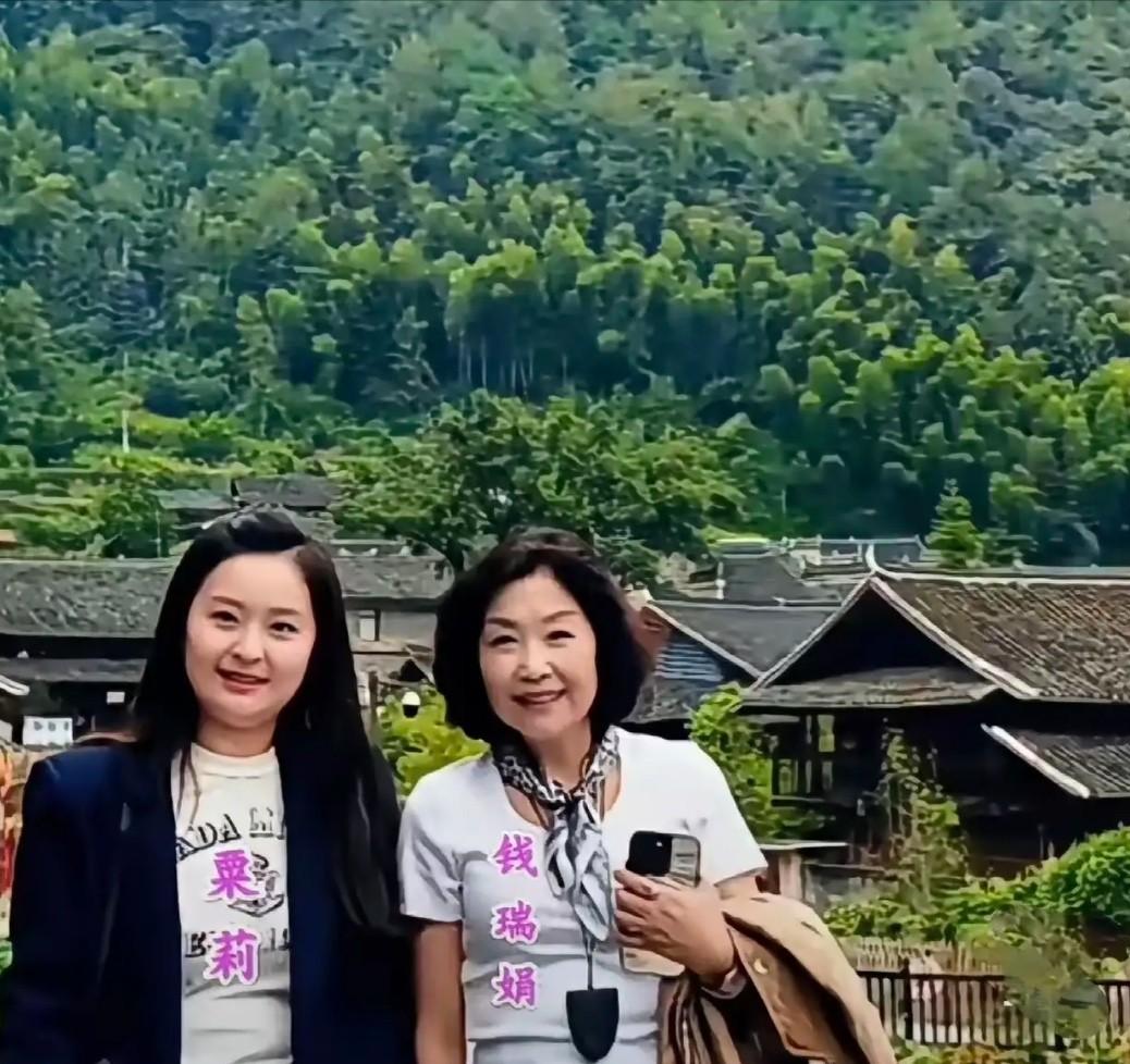 这是粟裕大将次子粟寒生夫人钱瑞娟与女儿粟莉，在老家故居前的一张非常珍贵的合影。这