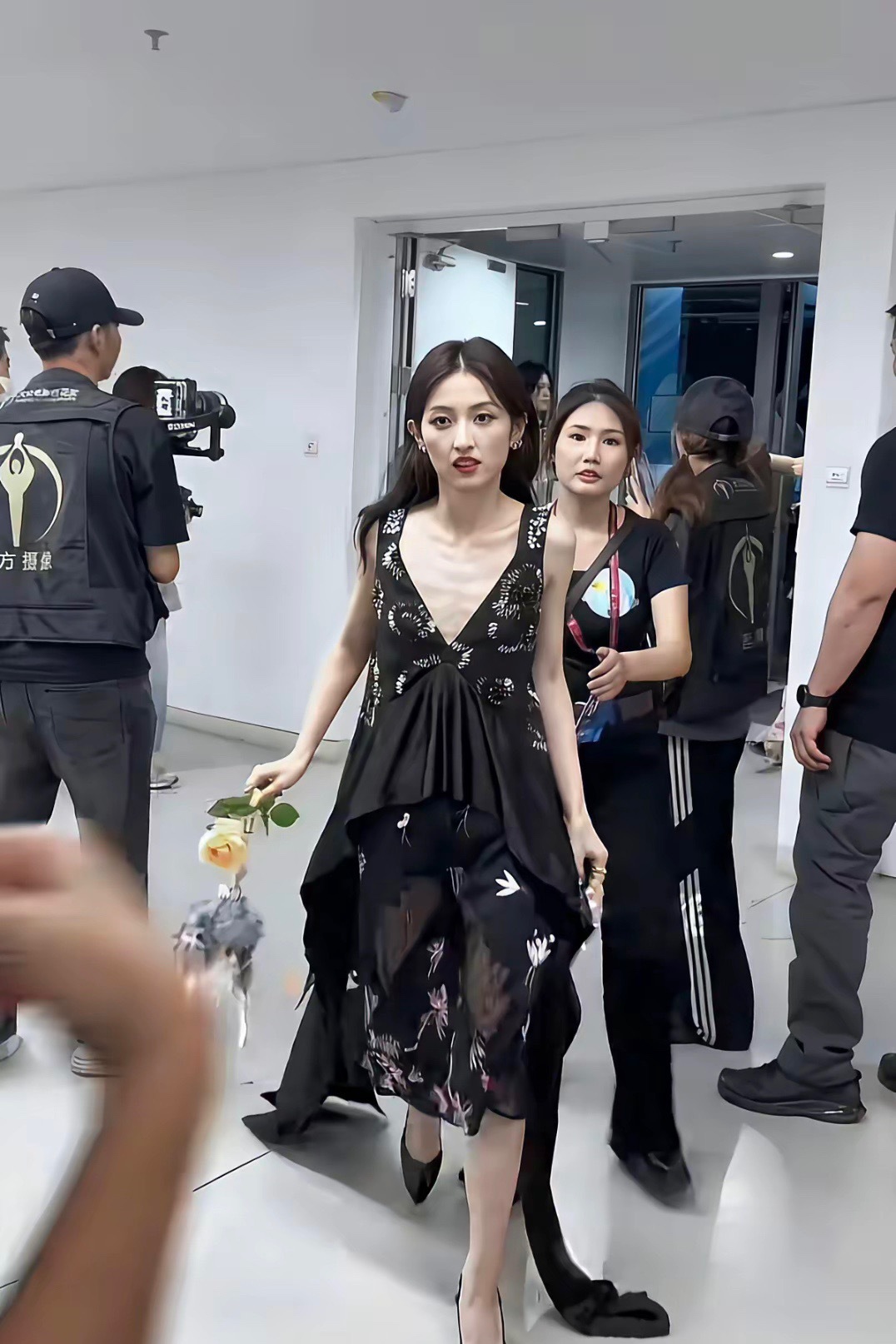 了迎合时尚圈审美，张子枫把自己瘦成了火柴人，结果却是丢掉影视资源……继搭档张晚意