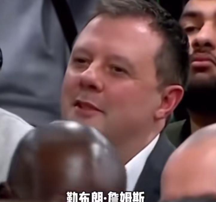 乔丹的认可对于任何球员都是荣誉！乔丹记者发布会上，一记者问到乔丹对于詹姆斯的评