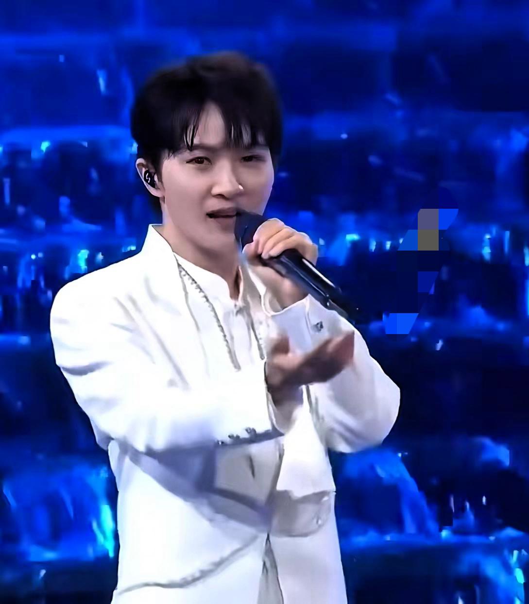 有一个预感，​周深，以后的路可能不好走了，​他犯了一个歌唱里不好改的错误，那