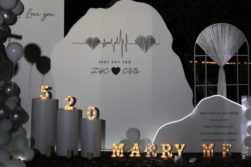 11月16日晚的湘超赛场，简直浪漫到爆炸！岳阳队主场迎战常德队，中场休息时，岳阳