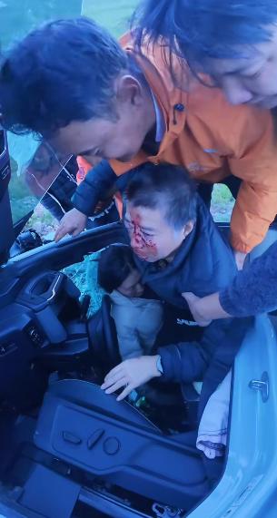 泪目了！一个在西藏自驾游的男子在孜珠寺刷牙，突然看到一辆越野车坠崖了！于是他赶紧