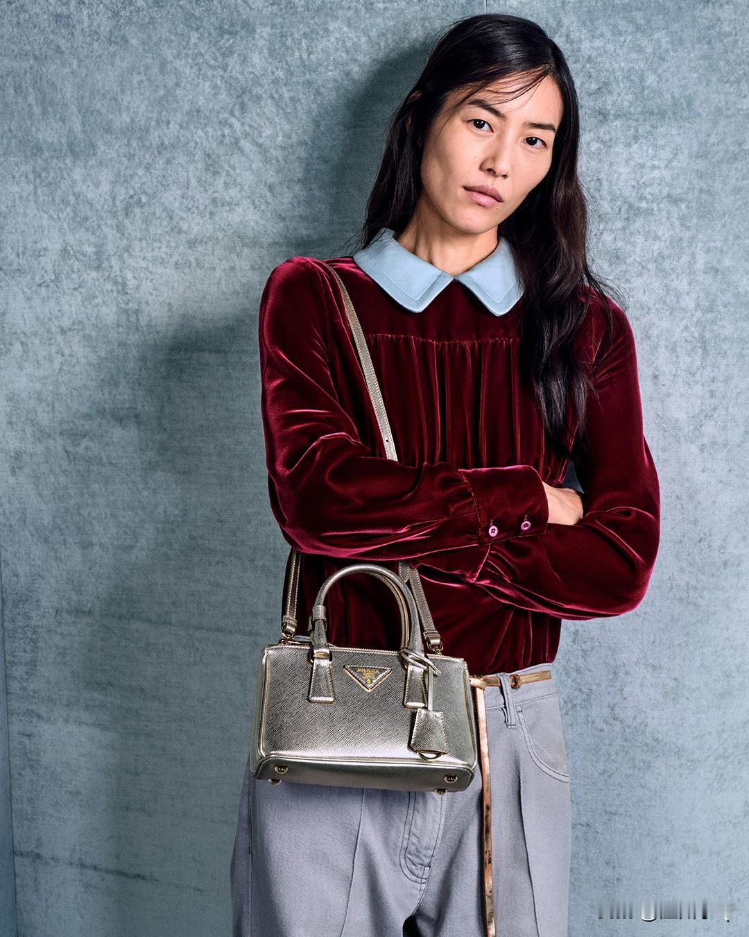 品牌成片拍成这样，我都替刘雯感到生气。这妆发、这拍摄角度对她一点也不友好，到底化