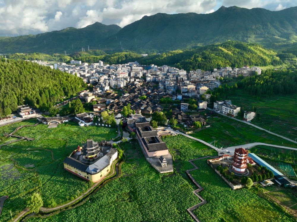 遇见宁德传统村落八百年浪漫八百年时光，在宁德古村缓缓流淌。青山环抱，黛瓦连绵，溪