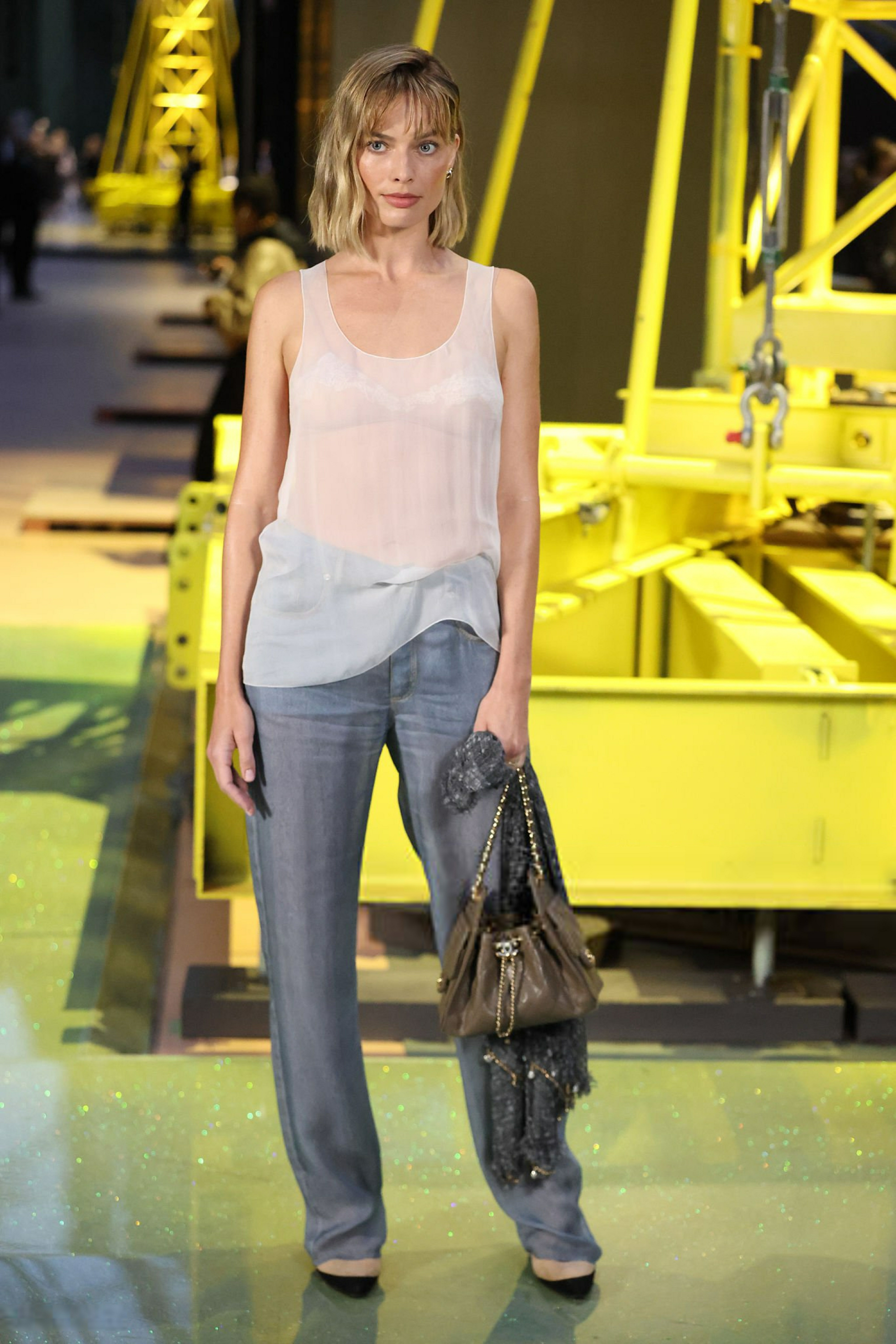 哇~~玛格特罗比清爽亮相巴黎时装周看秀~~