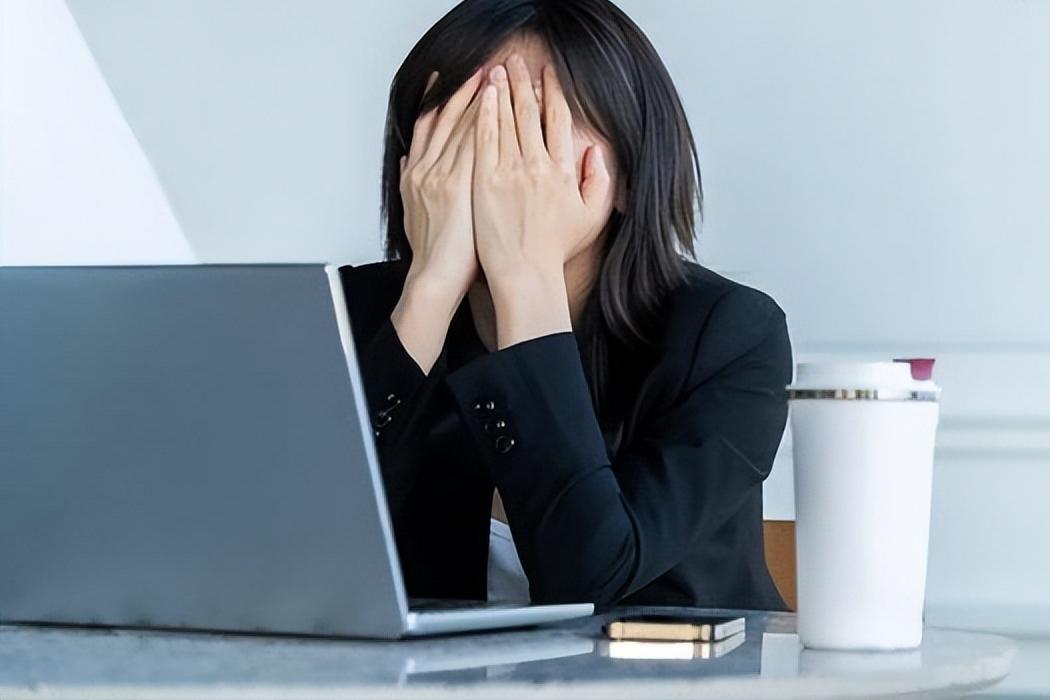 一边是高校砍专业引全民点赞，一边是上千个“新专业”扎堆上线却遭吐槽，同样是高校专