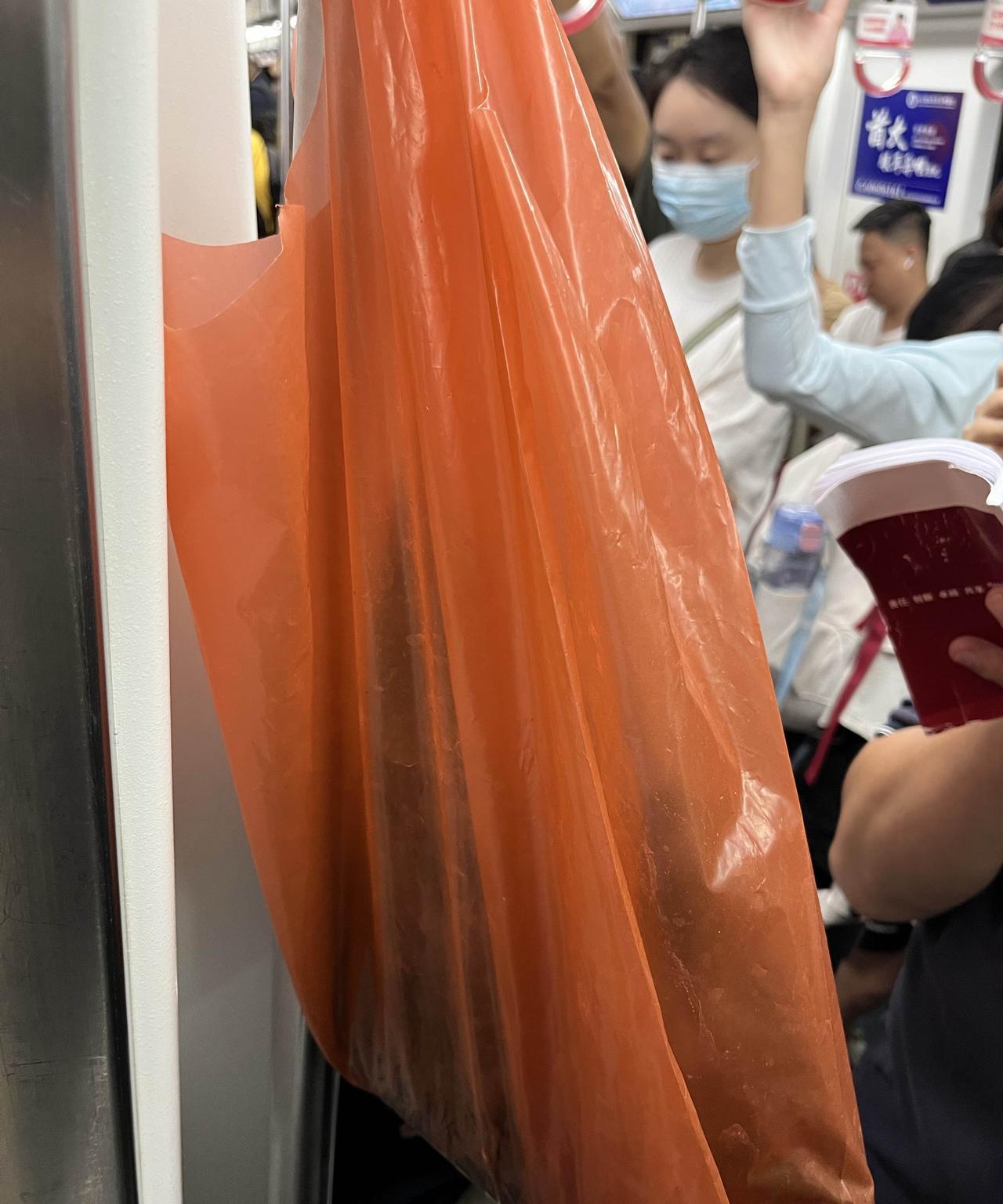 今早挤10号线地铁，进车厢就闻到一股腥味。眼睛搜索了一下，发现挨着门的扶手挂着一