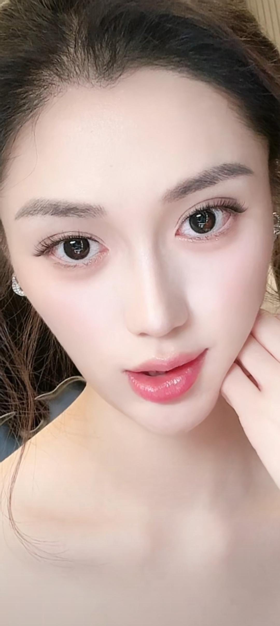 这位小姐姐妆容精致，气质优雅。