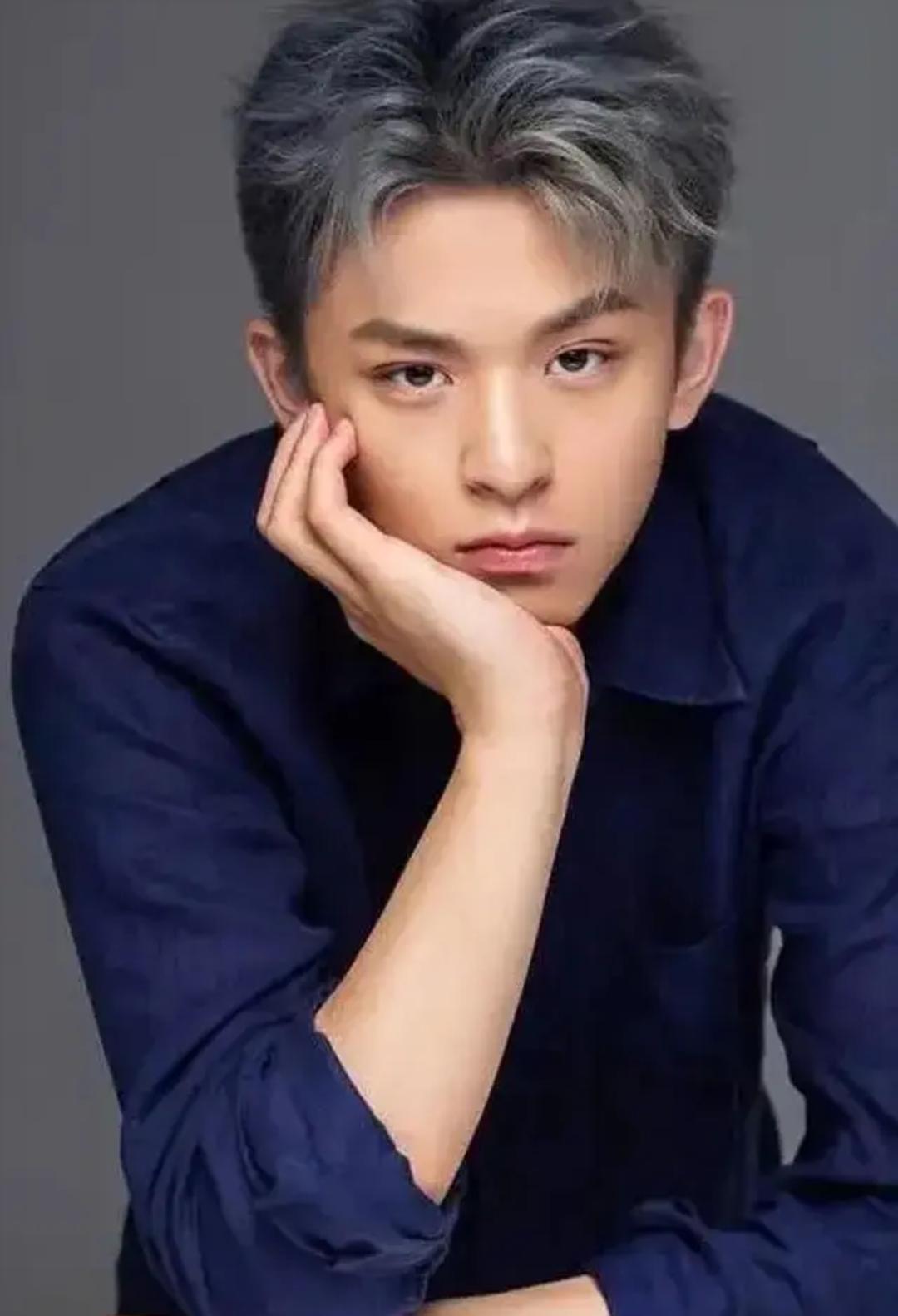 原来他就是黄志忠的儿子，高大帅气很像父亲，23岁成为母亲的骄傲娱乐明星