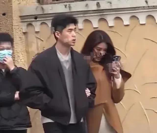 杨采钰这波操作算是把“闷声干大事”玩明白了，前脚刚被拍到去妇产医院，后脚就带着福