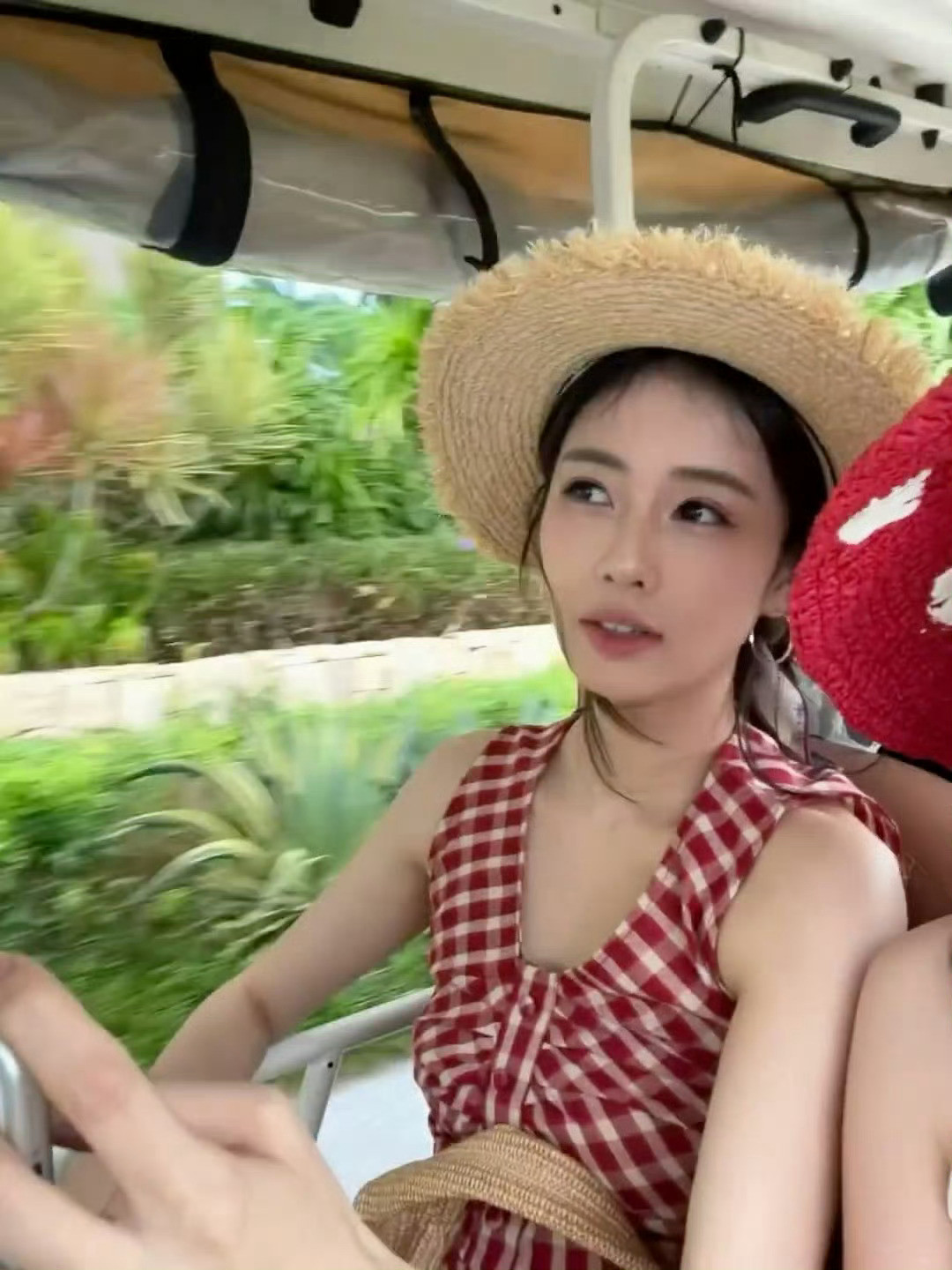 白鹿bl白鹿bl向全世界安利白鹿草帽接住海风，红格裙撞着蓝海，无需刻意构