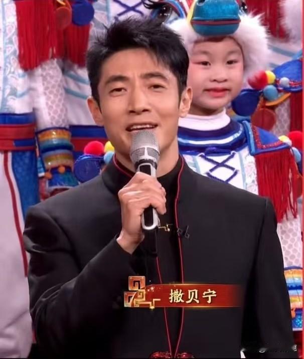 同样是主持，差距咋就这么大？撒贝宁用一个“意外”证明了自己！都说春晚主持