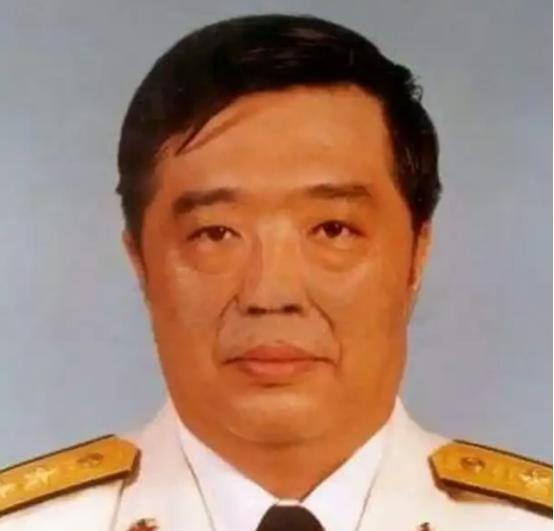 1998年，香港，贺龙之子贺鹏飞，看四下没人，闪身冲进一间商人办公室，凑到那