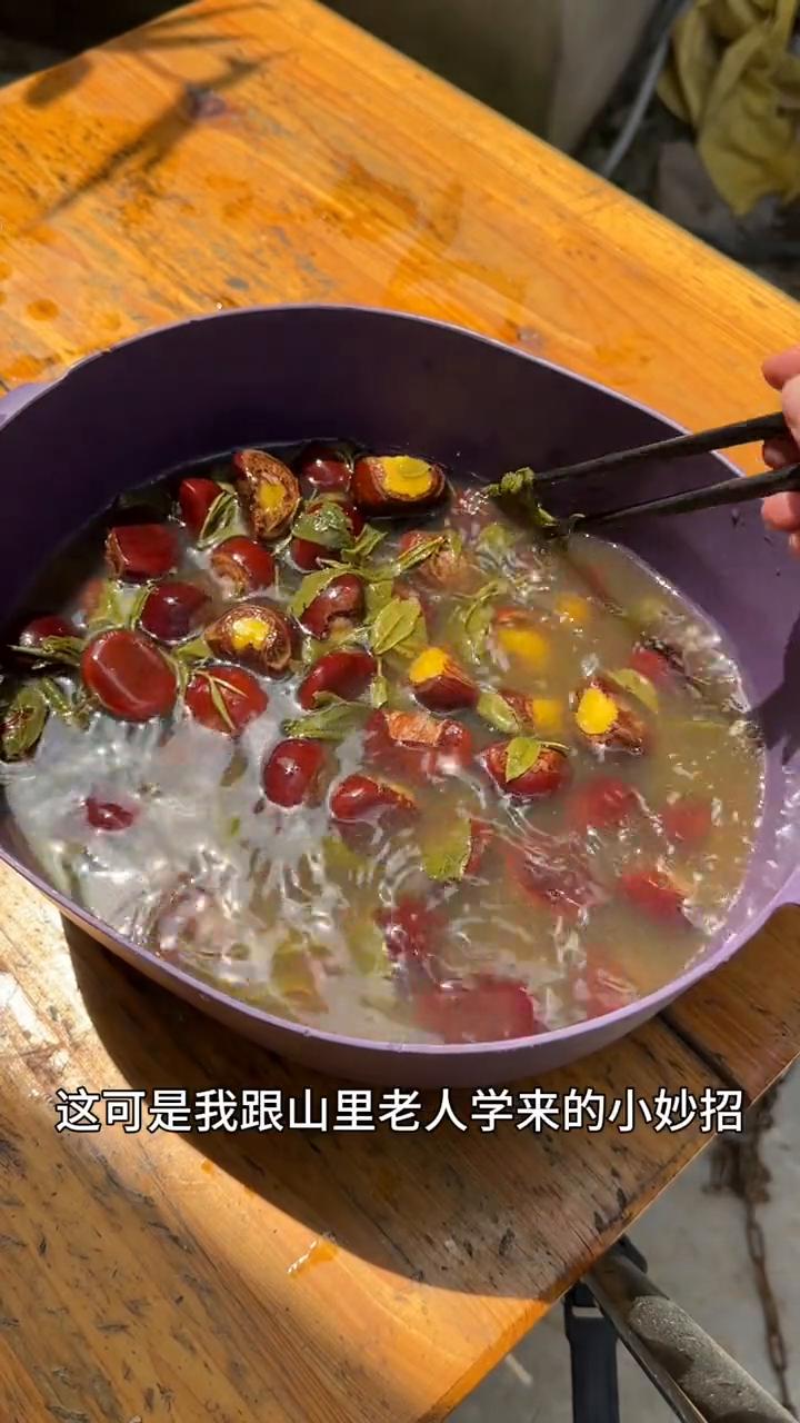 储存板栗。真没想到用茶叶保存板栗吃到明年都不会坏。这个季节山上板栗又香又糯，风