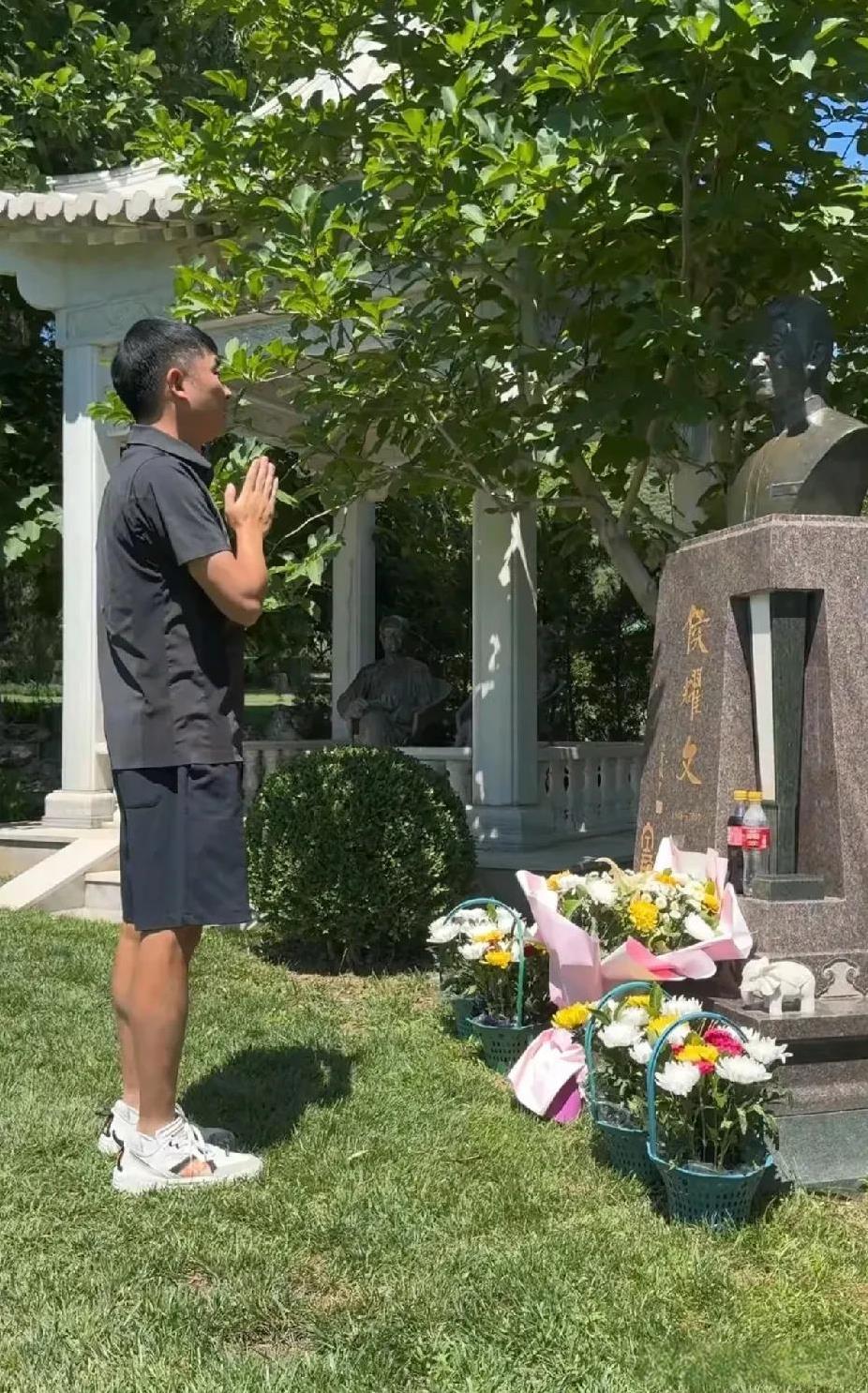 侯耀文，1948年7月17日出生于北京，他是侯宝林与妻子王雅兰的第二个儿子。郭