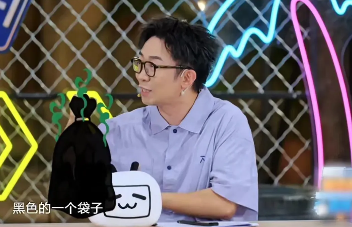 杨迪说，有一次在何老师家聚餐，散场时我和魏晨一起走，因为我俩一个酒店，那天聚会来