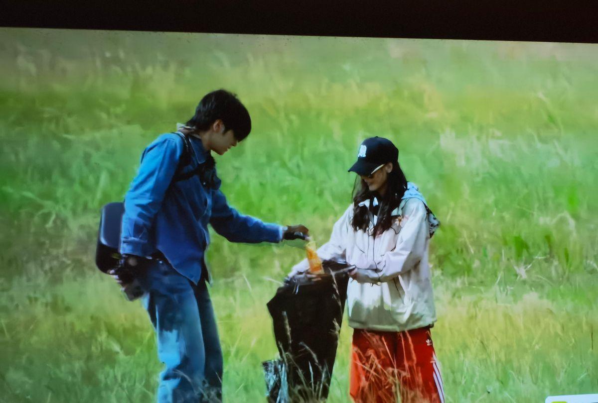 张柏芝在《一路繁花》2里蹲田埂捡塑料，顺手把水瓶塞进背包，动作比助理还麻利。节
