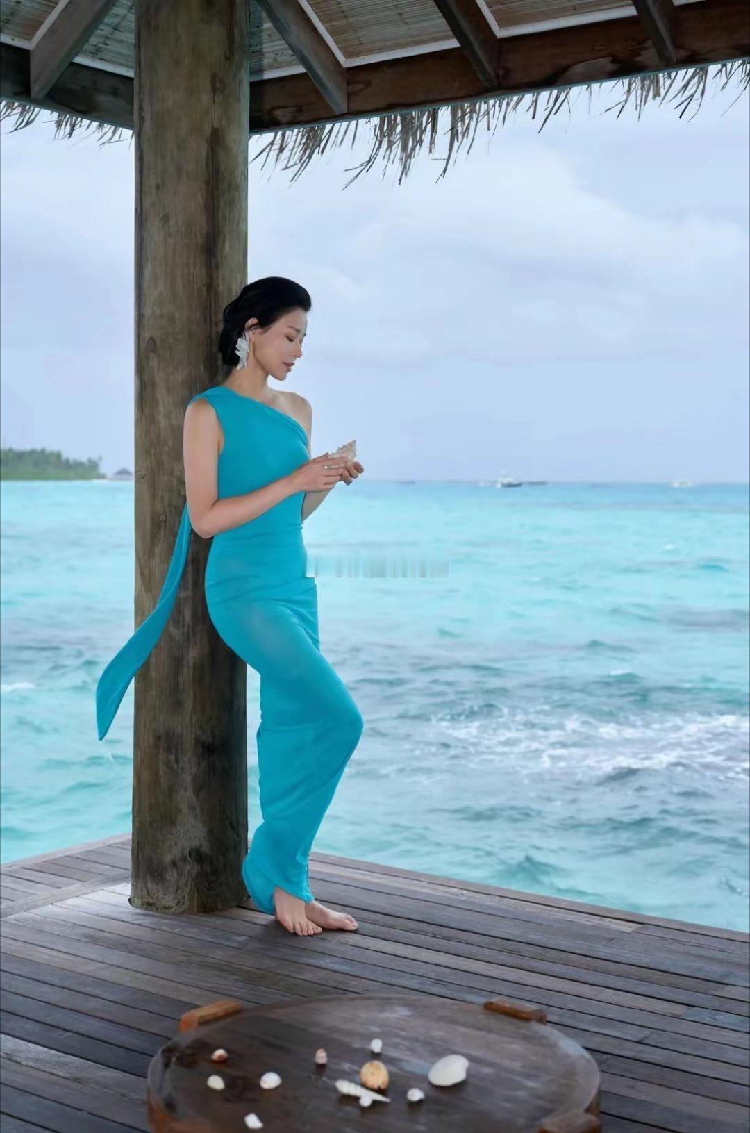 胡杏儿分享最新度假照穿蓝色紧身裙身材凹凸有致！！​​​