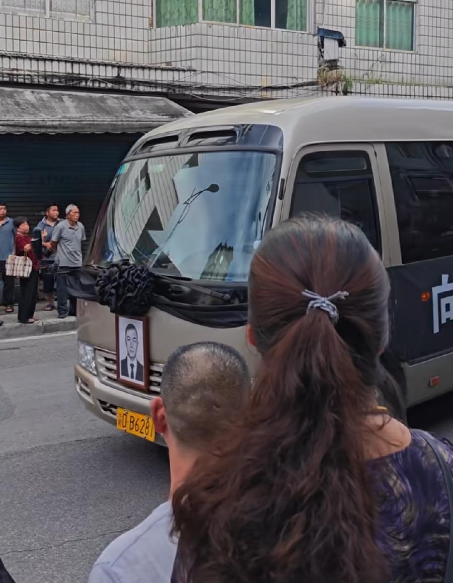 泪目！龚宝冬烈士安葬仪式，彭水山谷公园内烈士陵园墓区，两位黑衣年轻女士跟在棺椁身