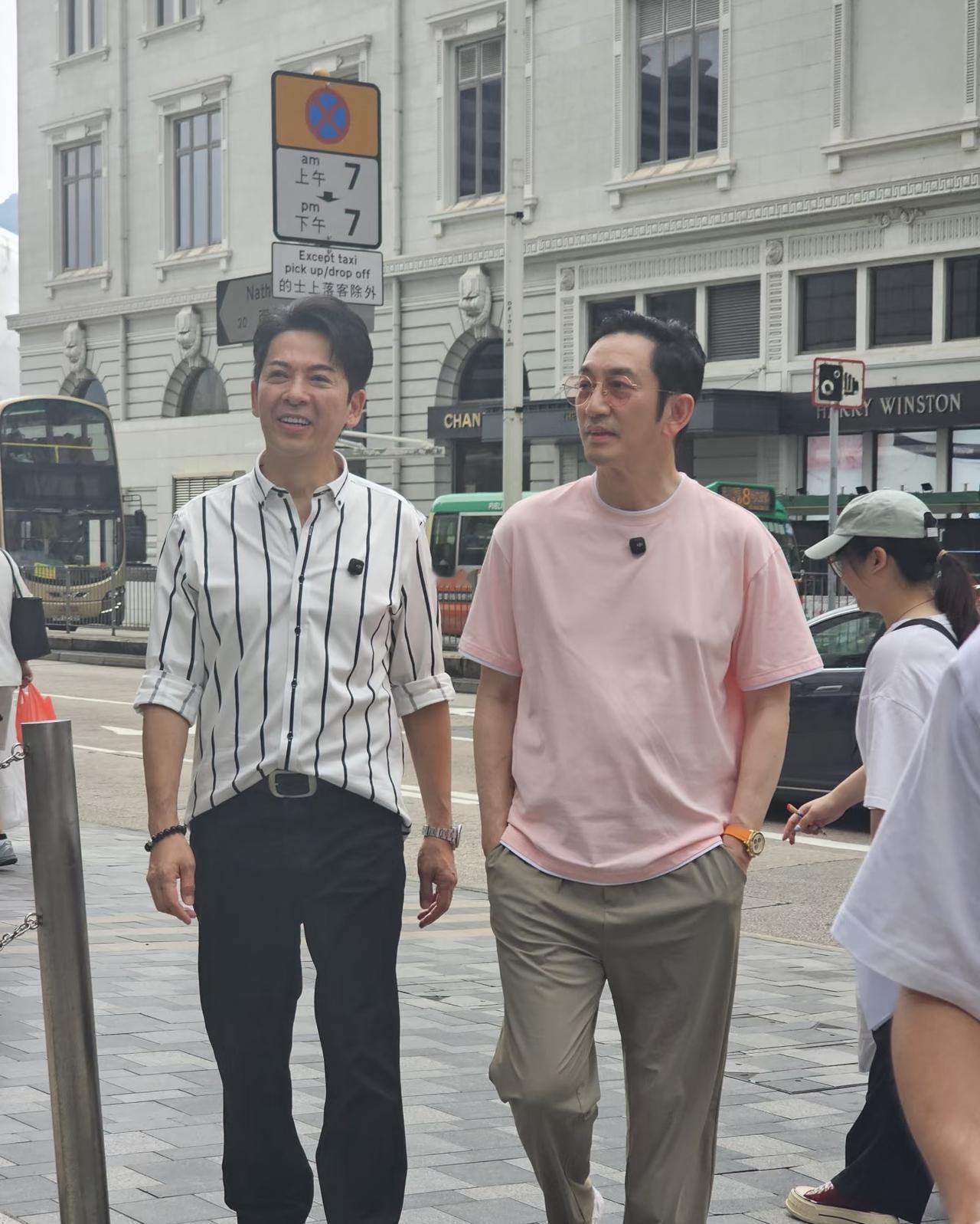 香港的明星真的随处可见啊！大大方方走出来多好。这现在有些明星，捂得严严实实，恨不