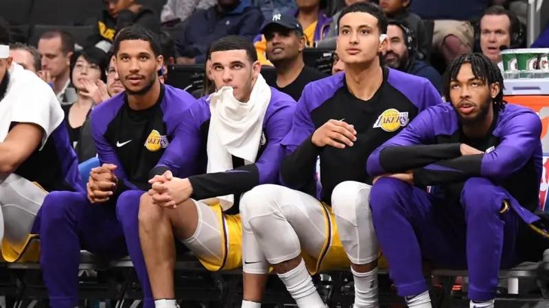 詹姆斯似乎在后悔当初到湖人的决定，为了交易得到浓眉戴维斯，送出了英格拉姆、哈特、