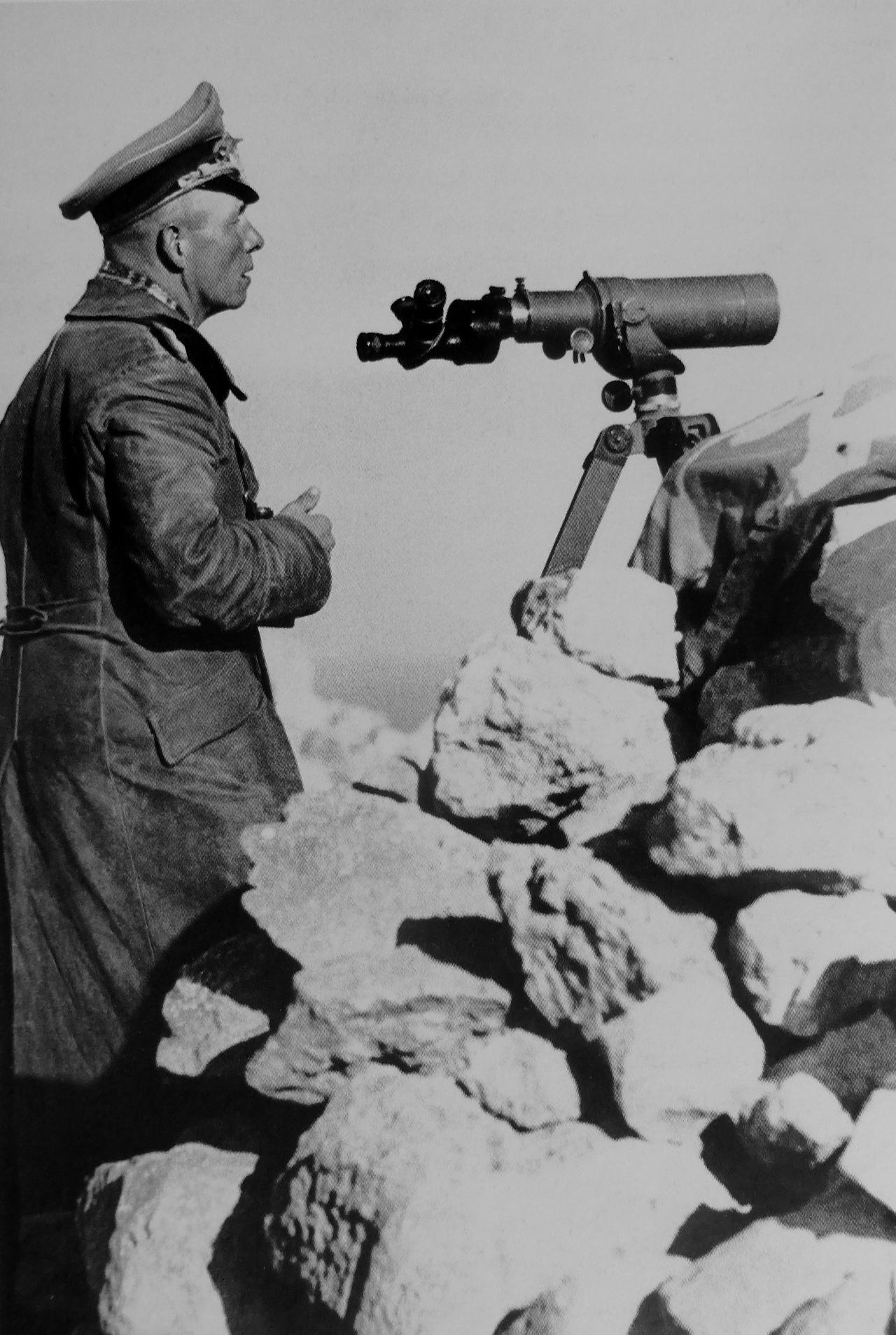 1941年，北非，托卜鲁克。埃尔温・隆美尔在该城外围的观察哨中进行瞭望。隆美尔
