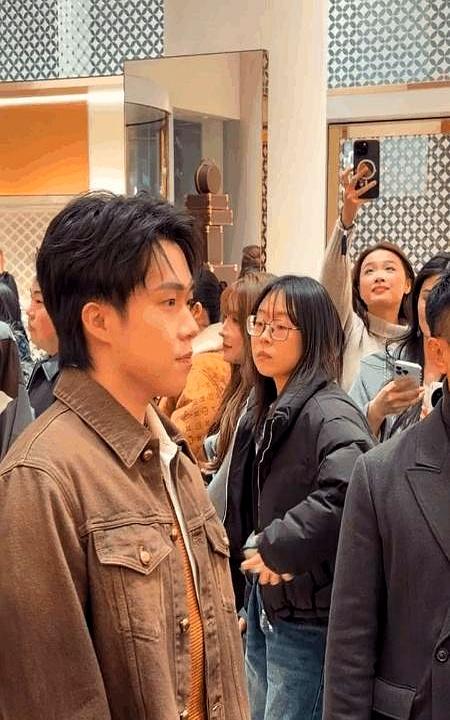 9925分世界第一，西装里藏杀气LV秀场灯光刚亮，王楚钦站在最角落，一动