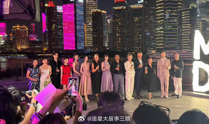 今晚迪奥活动众星合影🈶，第一眼看到谁？​​​