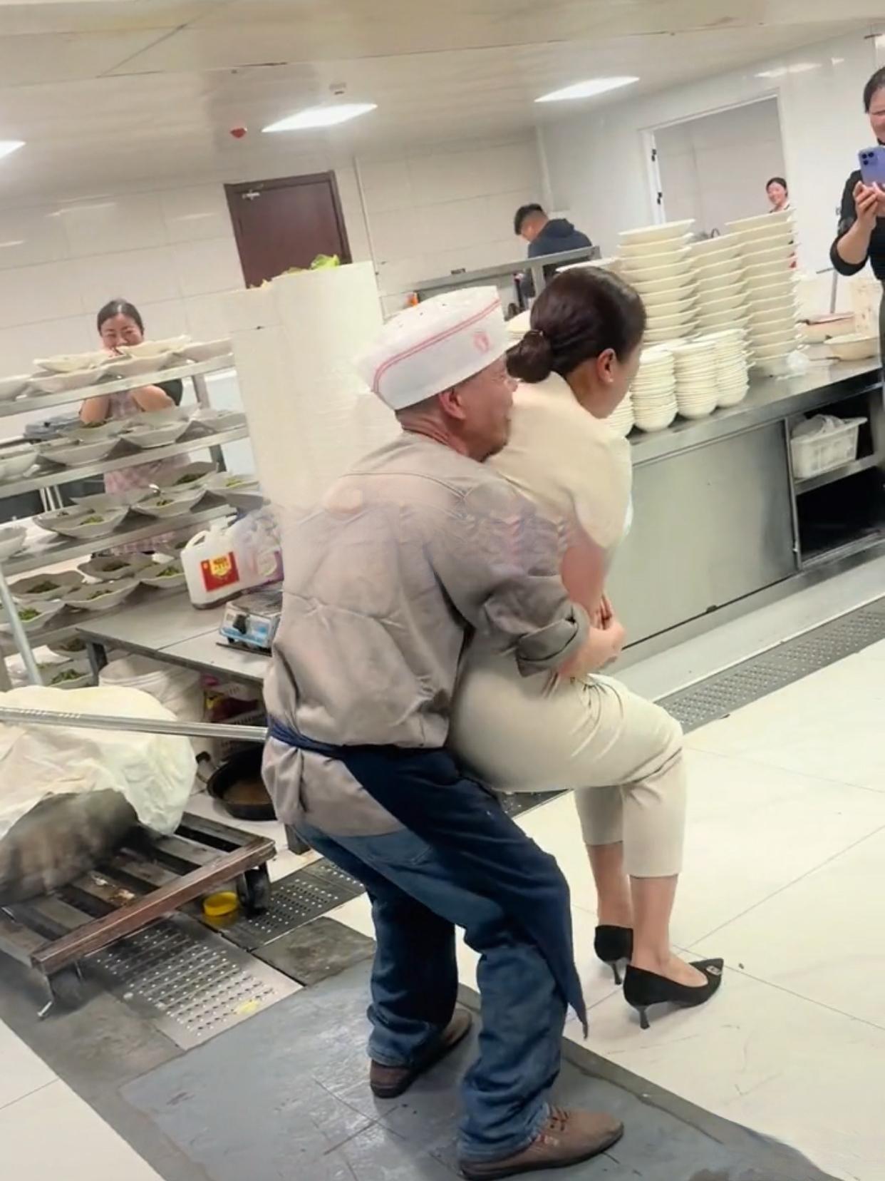 4月24日，河北邯郸一家小饭庄火了——不是因为菜香，而是因为后厨上演了一出“男女