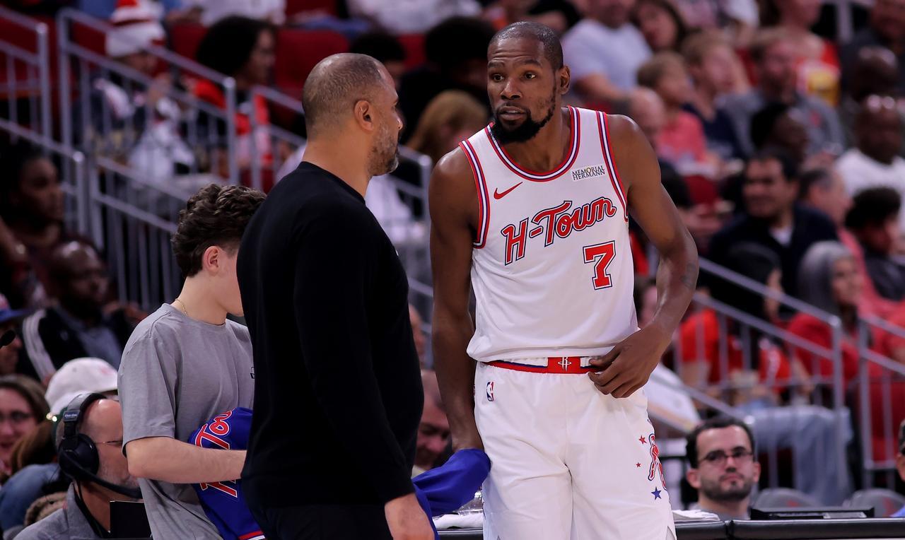 将帅不合？美媒报道：乌杜卡末节没有让杜兰特和申京登场成为了导火索，两人很不满意乌