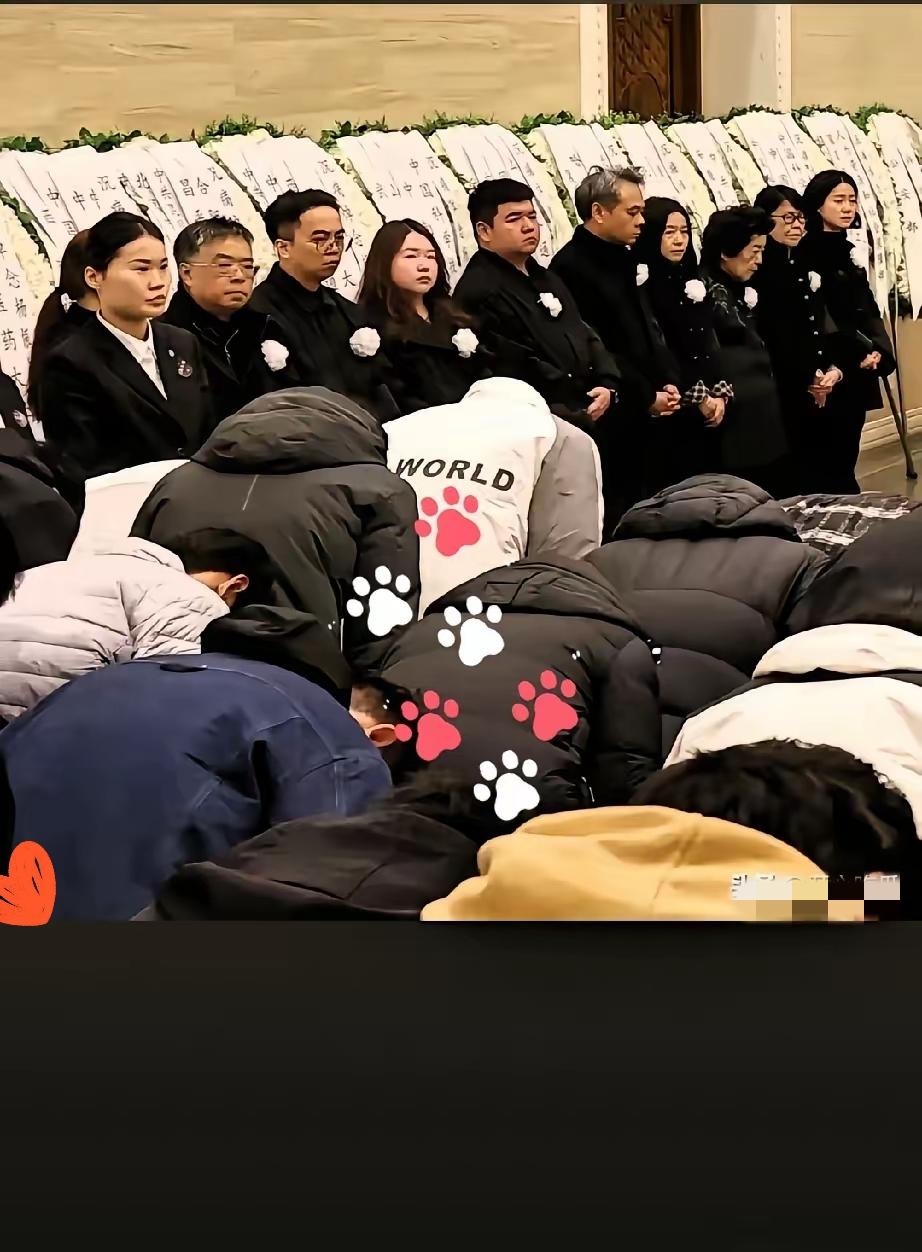 别再揪着年龄说三道四了！翁帆在送别现场站在首位的样子，早把21年的感情分量摆得明