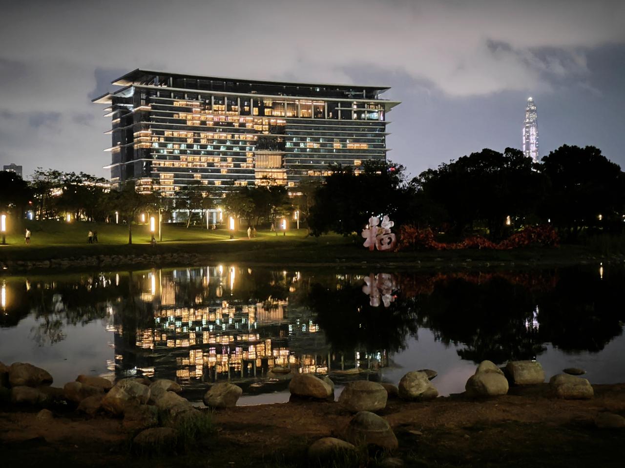 2026APEC中国年，深圳进行时。昨天晚上路过2026APEC会议主会场深圳香