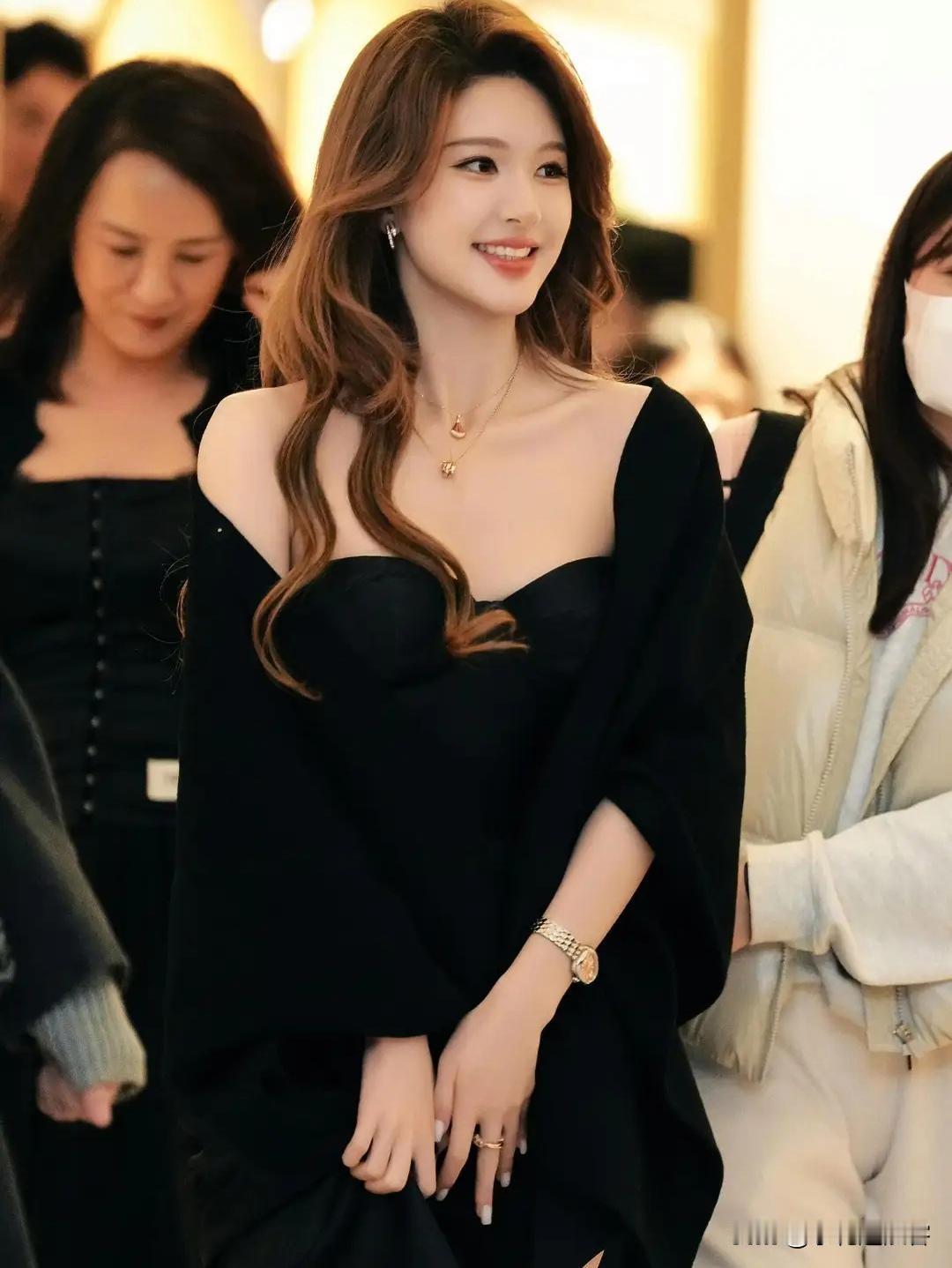 1月30日，上海宝格丽专属活动现场星光熠熠，人气演员赵露思以一袭简约而不失高贵的