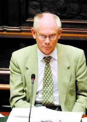 比利时首相曾十分坚定地说：“人人都想加入欧盟，没人想加入中国。”他把话筒往前挪了