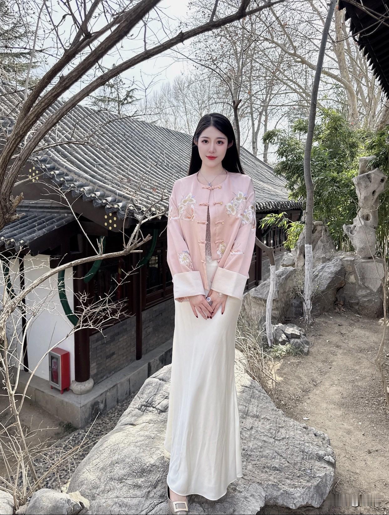 优雅女人如何赢得精致?一是外在清洁。头发要柔顺清爽无异味，眼神清澈，说话用语文明