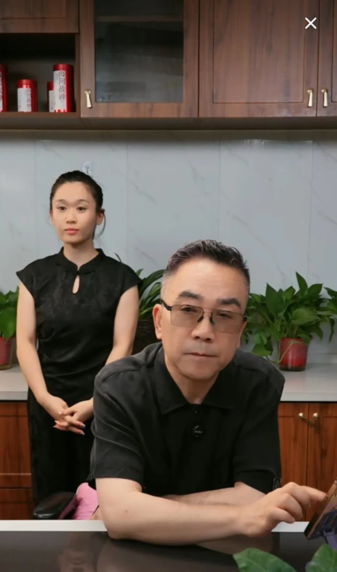 扬议这牛逼吹的也太大了吧，就他父亲这档次，在相声界也算不上大师，纯碎是小跟班，只