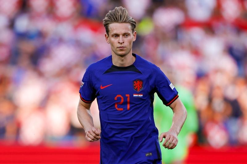 卡塞米罗合同到期后，曼联无后腰可用。当年不买年轻的德容，德容我是感觉绝配曼联，但