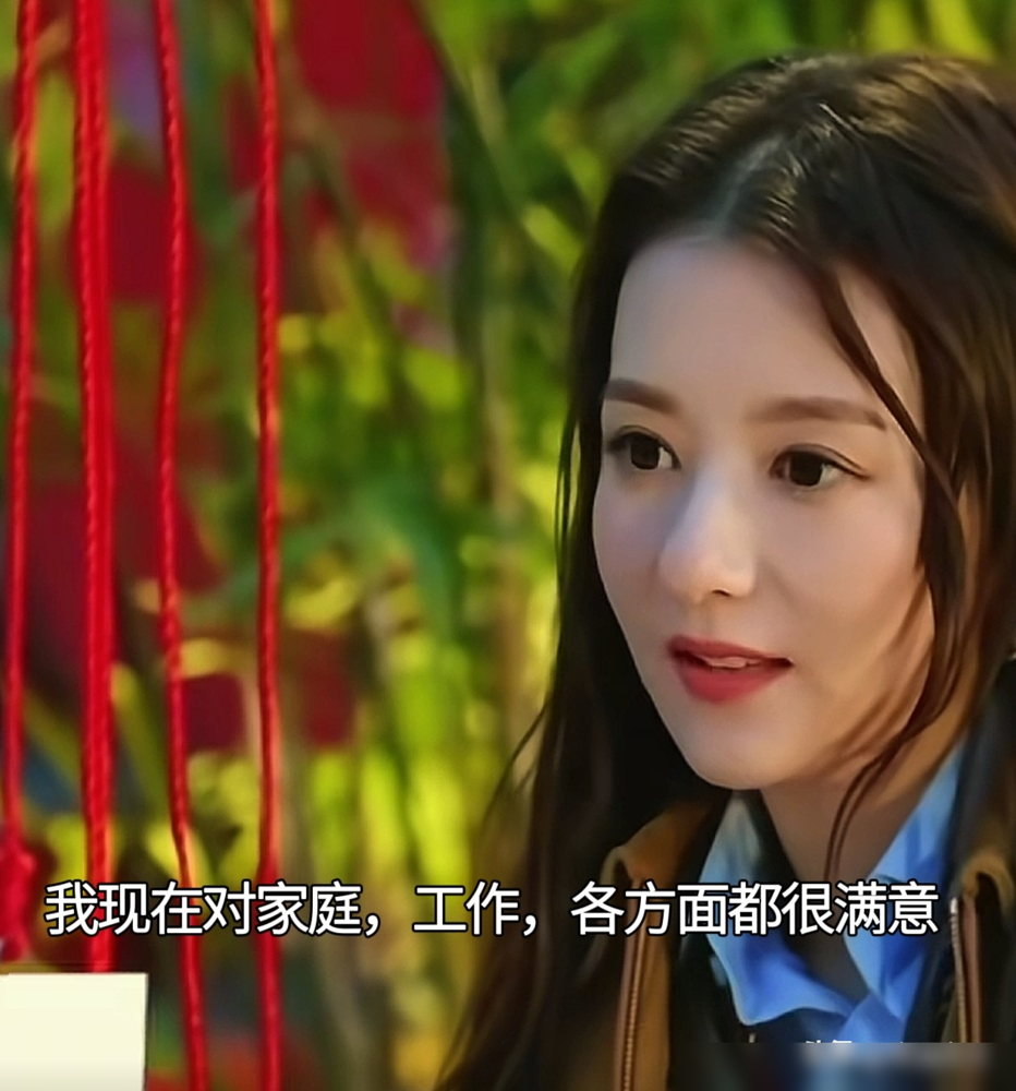 郭富城在新加坡被拍了个正着，全程抱着小女儿不撒手，另一只手牵着方媛，岳父在旁边给他打伞。评论区有人酸