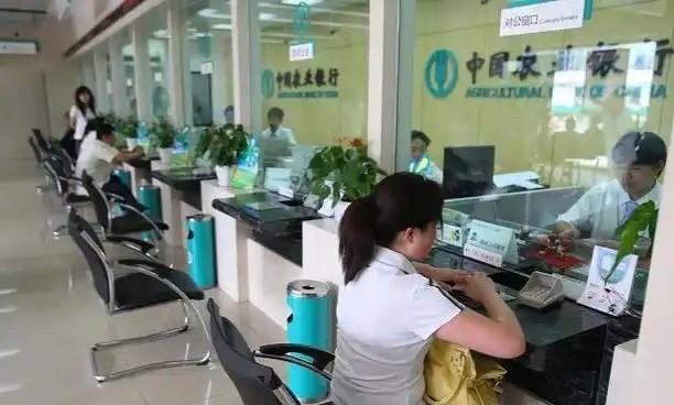 现在银行的工作真成了“鸡肋”，食之无味，弃之可惜，想进的人进不去，进来的人又都想